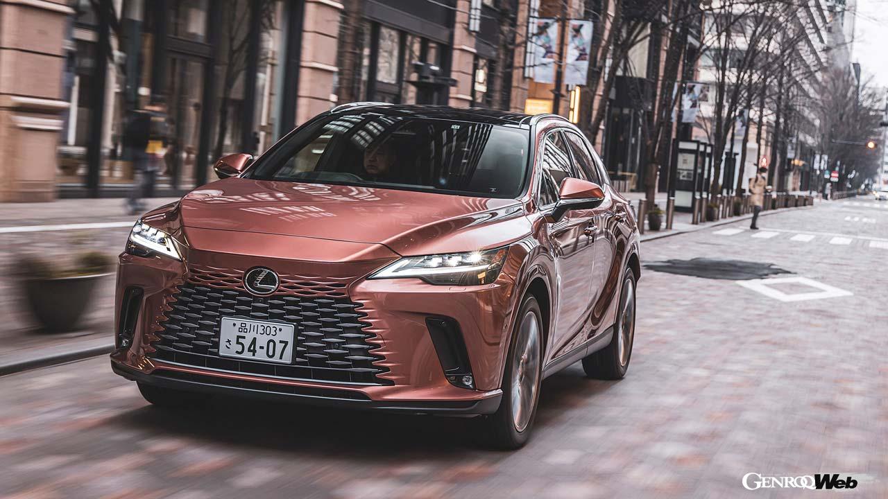 レクサスRXが2.5リッターエンジンに182PSのフロントモーターと54‌PSのリヤモーターを組み合わせて、システム出力は309PSをうたうのに対してボルボXC60の「T6」を称するシステム出力は41‌PS差の355PSとなる。