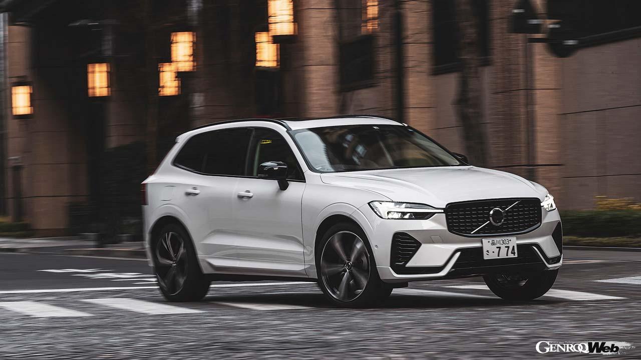 レクサスRXが2.5リッターエンジンに182PSのフロントモーターと54‌PSのリヤモーターを組み合わせて、システム出力は309PSをうたうのに対してボルボXC60の「T6」を称するシステム出力は41‌PS差の355PSとなる。