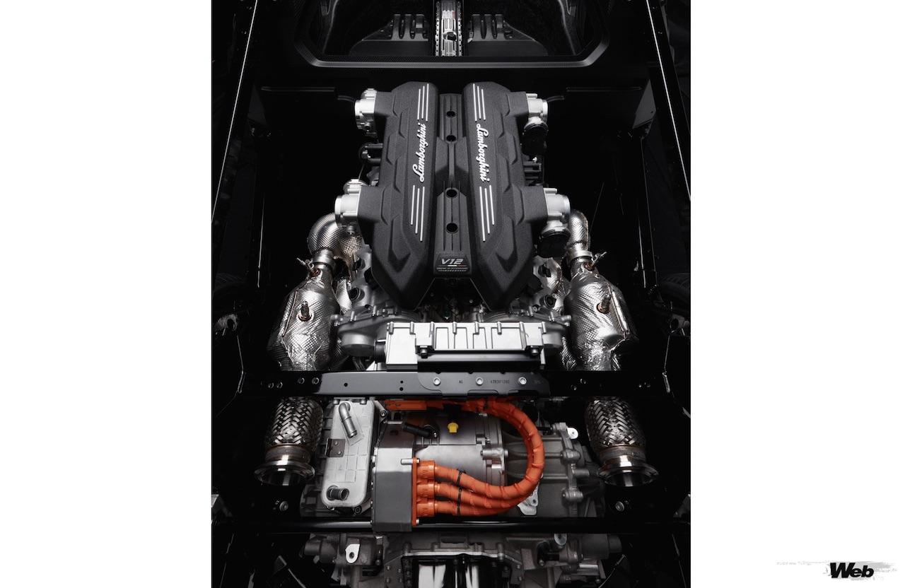 ランボルギーニ初のハイパフォーマンス・プラグインハイブリッド「LB744」に搭載される、6.5リッターV型12気筒エンジン。