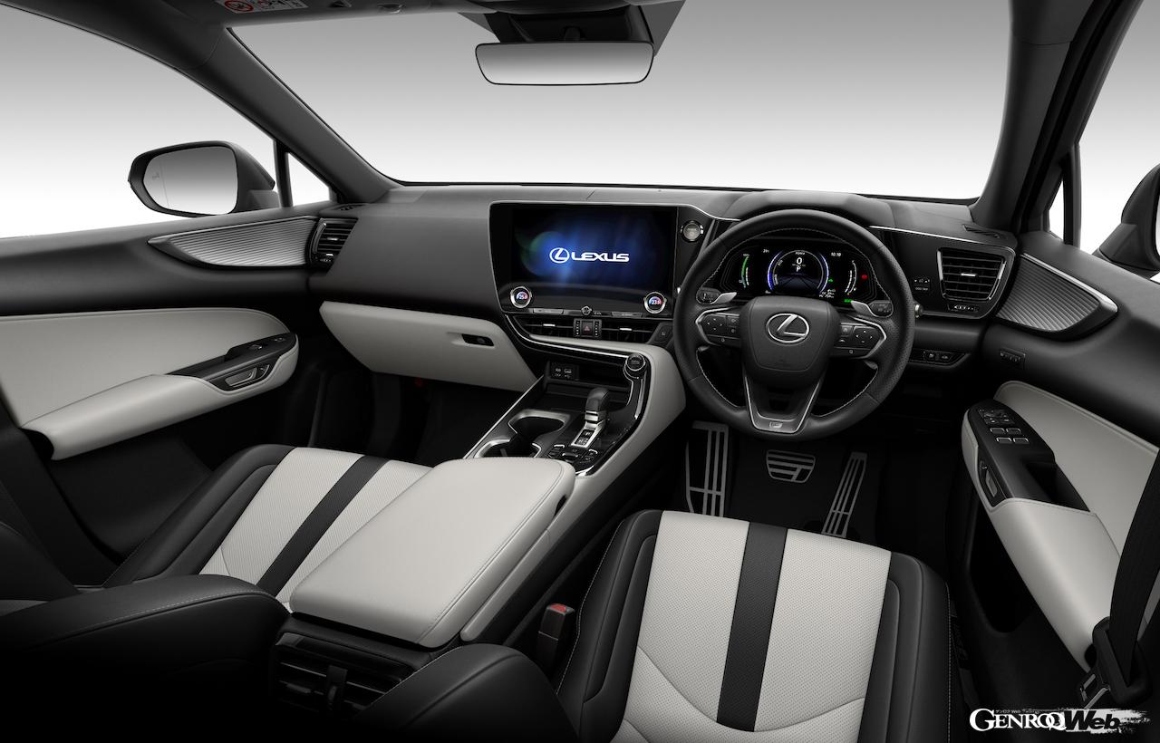 インテリアのテーマカラーの配色が一新され、統一感のある室内を実現。また、前後方ドライブレコーダーがオプションで設定されている。