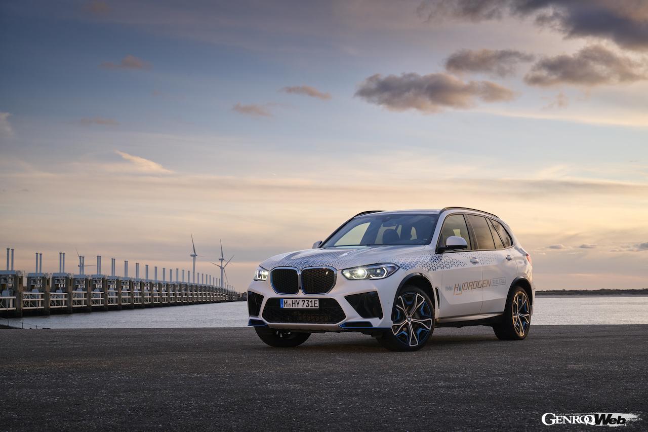 高効率水素燃料電池システムを搭載する「BMW iX5 ハイドロゲン」のエクステリア。