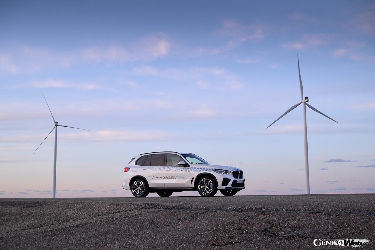 高効率水素燃料電池システムを搭載する「BMW iX5 ハイドロゲン」のエクステリア。