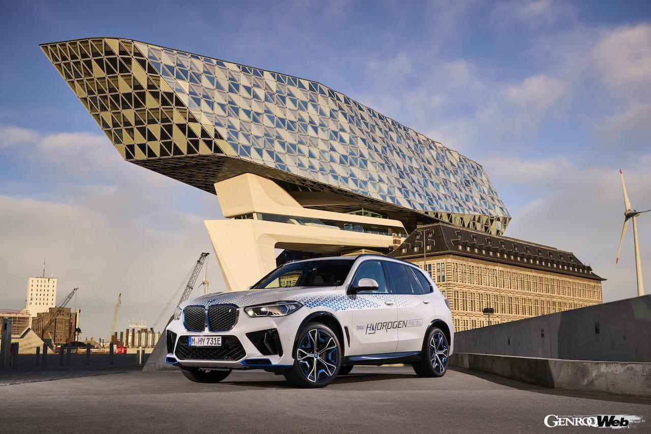 高効率水素燃料電池システムを搭載する「BMW iX5 ハイドロゲン」のエクステリア。