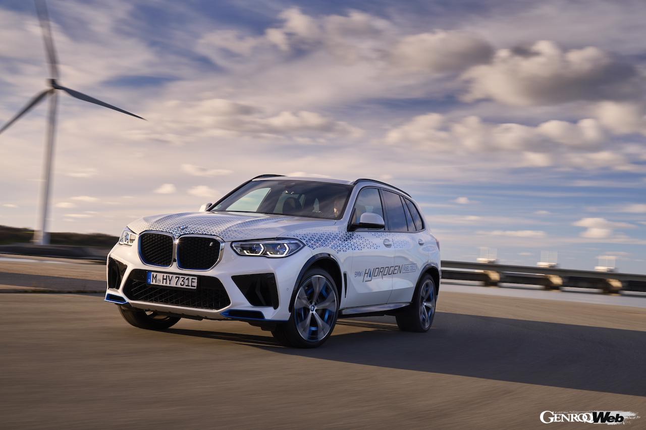 高効率水素燃料電池システムを搭載する「BMW iX5 ハイドロゲン」の走行シーン。