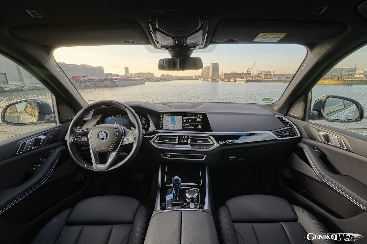 高効率水素燃料電池システムを搭載する「BMW iX5 ハイドロゲン」のインテリア。