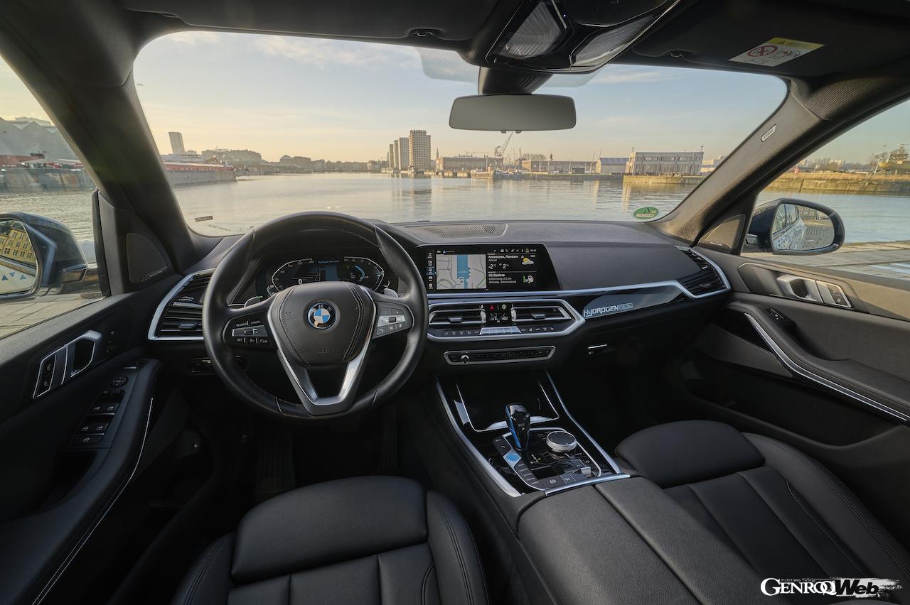 高効率水素燃料電池システムを搭載する「BMW iX5 ハイドロゲン」のインテリア。