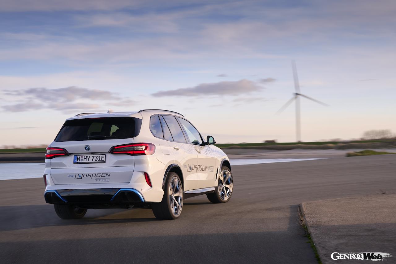 高効率水素燃料電池システムを搭載する「BMW iX5 ハイドロゲン」のエクステリア。