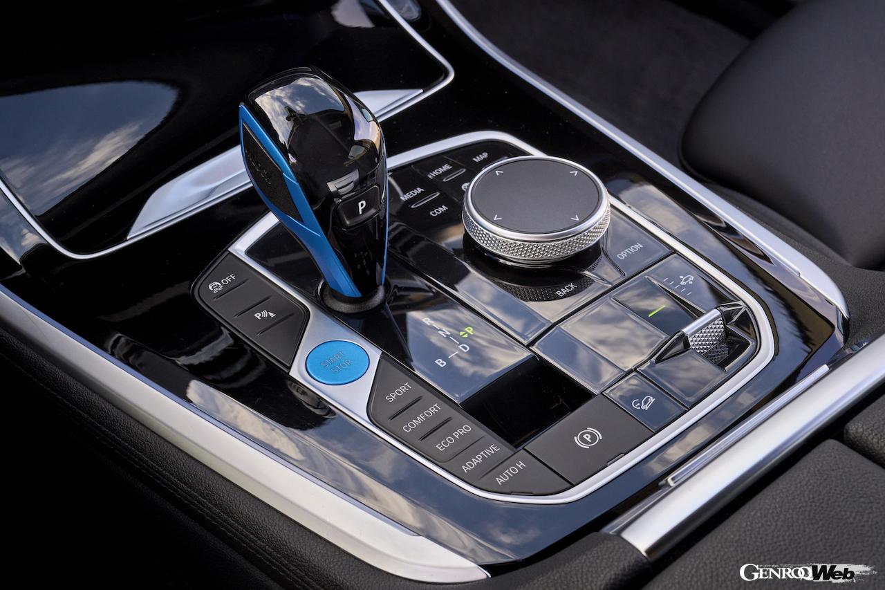 高効率水素燃料電池システムを搭載する「BMW iX5 ハイドロゲン」のインテリア。