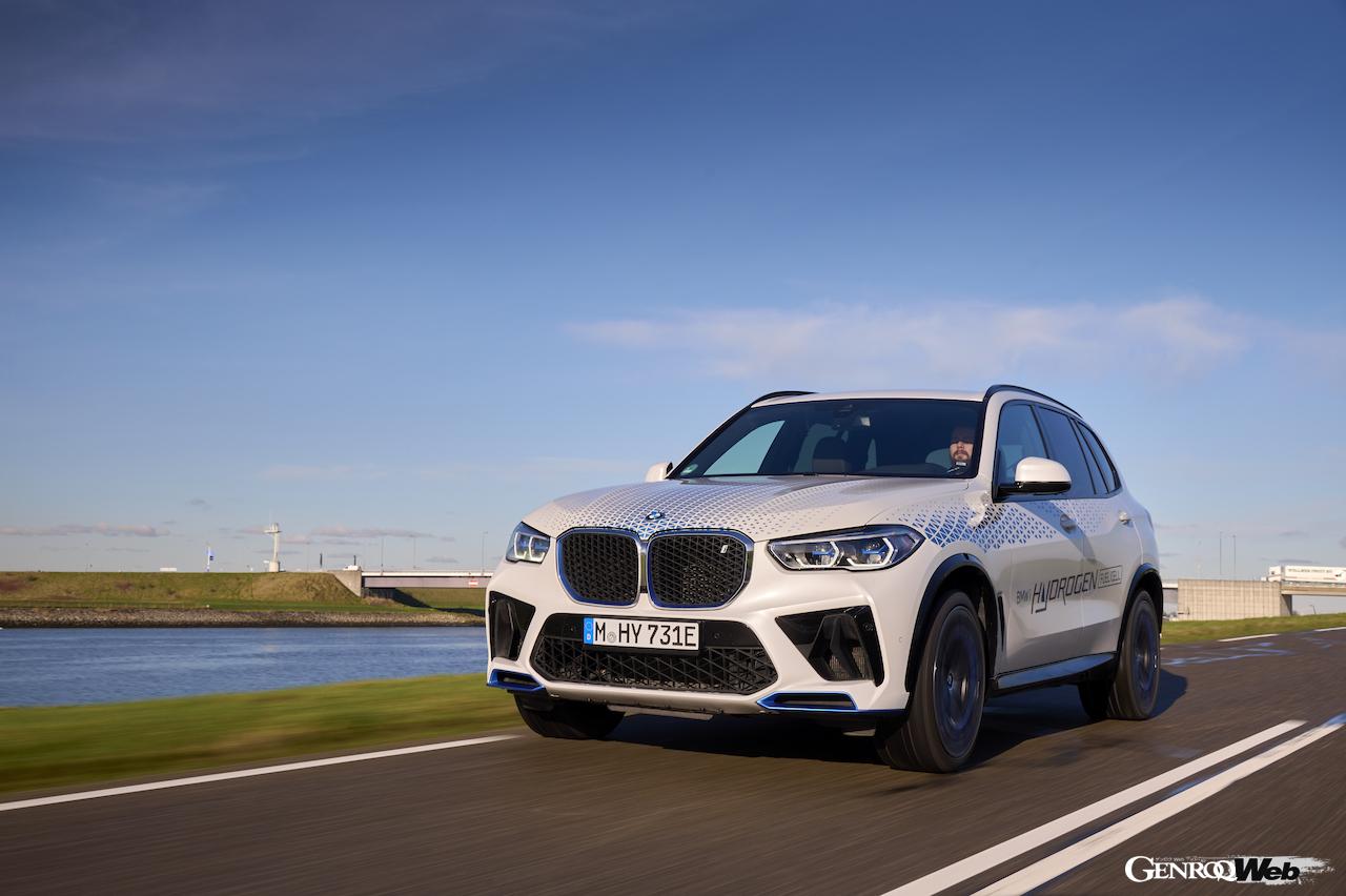 高効率水素燃料電池システムを搭載する「BMW iX5 ハイドロゲン」の走行シーン。