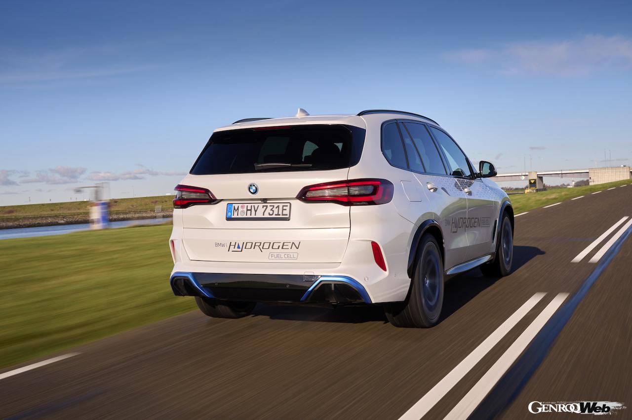高効率水素燃料電池システムを搭載する「BMW iX5 ハイドロゲン」の走行シーン。