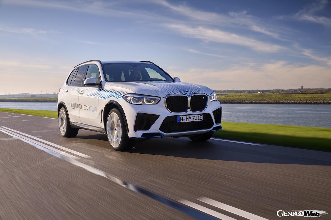 高効率水素燃料電池システムを搭載する「BMW iX5 ハイドロゲン」の走行シーン。