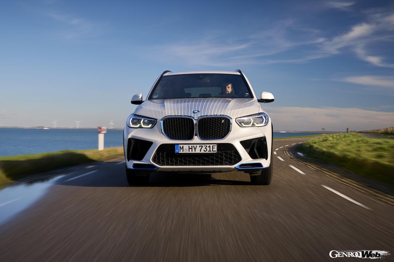高効率水素燃料電池システムを搭載する「BMW iX5 ハイドロゲン」の走行シーン。