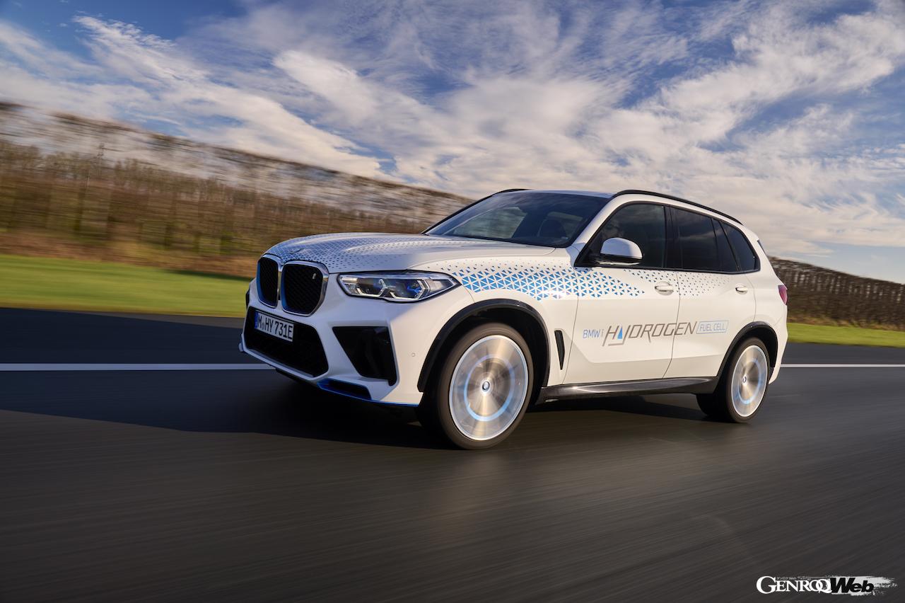 高効率水素燃料電池システムを搭載する「BMW iX5 ハイドロゲン」の走行シーン。