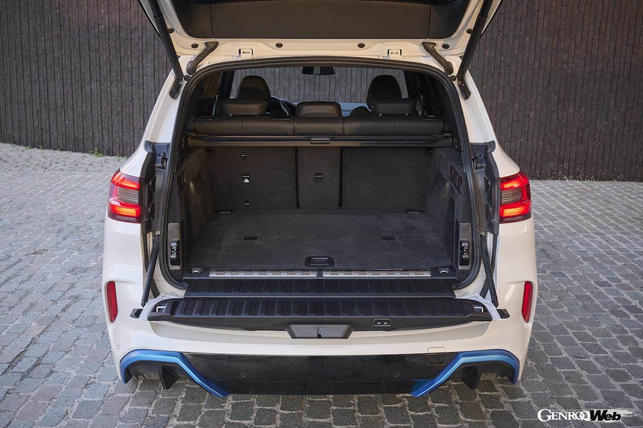 高効率水素燃料電池システムを搭載する「BMW iX5 ハイドロゲン」のラゲッジスペース。