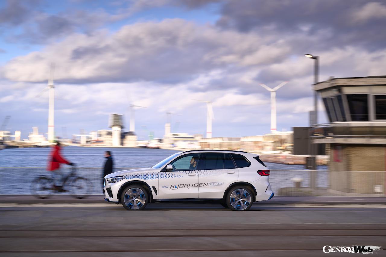 高効率水素燃料電池システムを搭載する「BMW iX5 ハイドロゲン」の走行シーン。