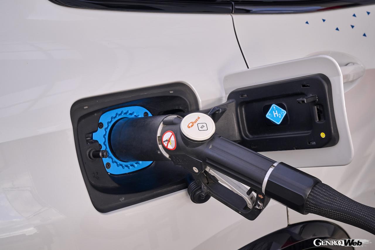 高効率水素燃料電池システムを搭載する「BMW iX5 ハイドロゲン」が、ドイツ・ミュンヘンで少量限定生産される。