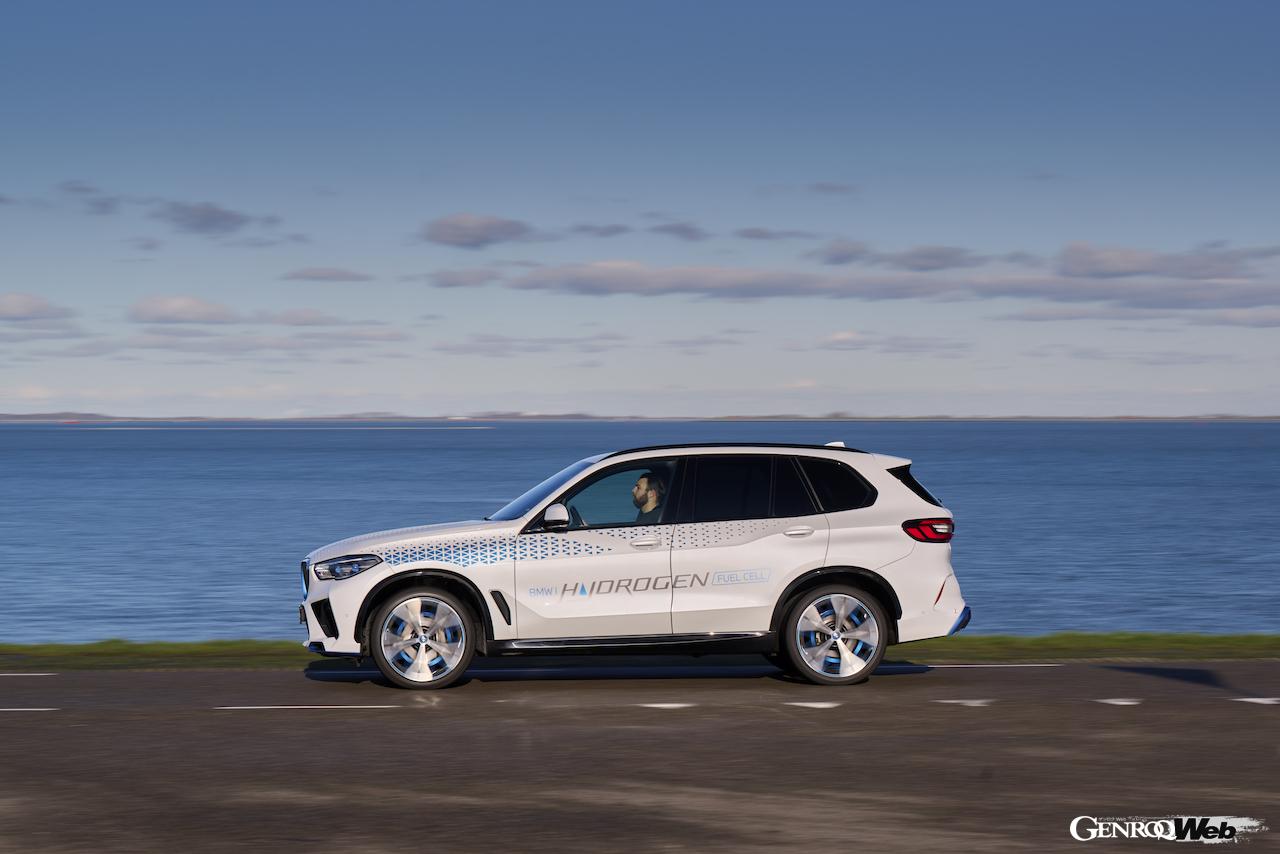高効率水素燃料電池システムを搭載する「BMW iX5 ハイドロゲン」の走行シーン。