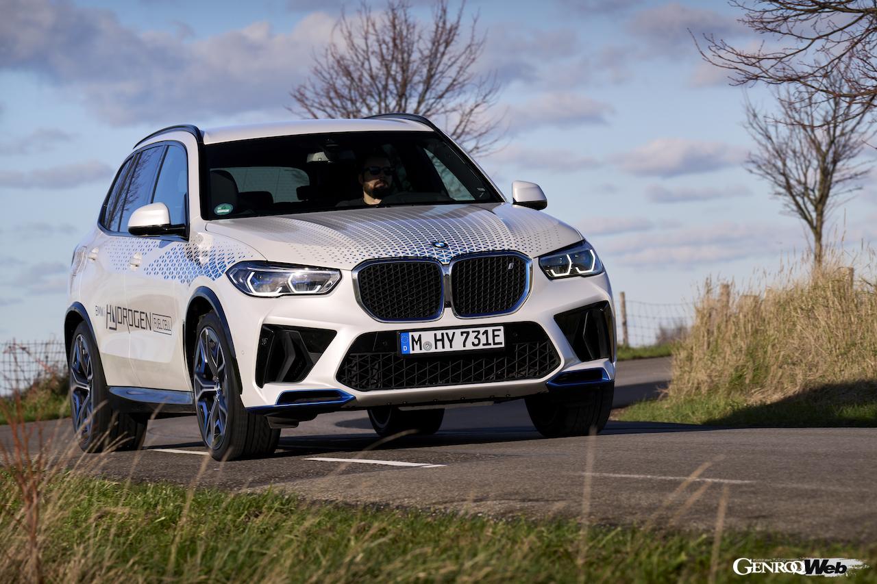 高効率水素燃料電池システムを搭載する「BMW iX5 ハイドロゲン」の走行シーン。