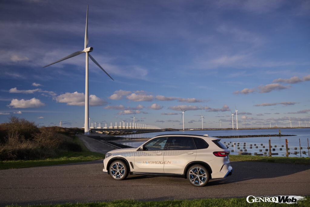 100台弱が少量限定生産される燃料電池仕様「BMW iX5 ハイドロゲン」、今後世界各地でテスト運用されることになる。