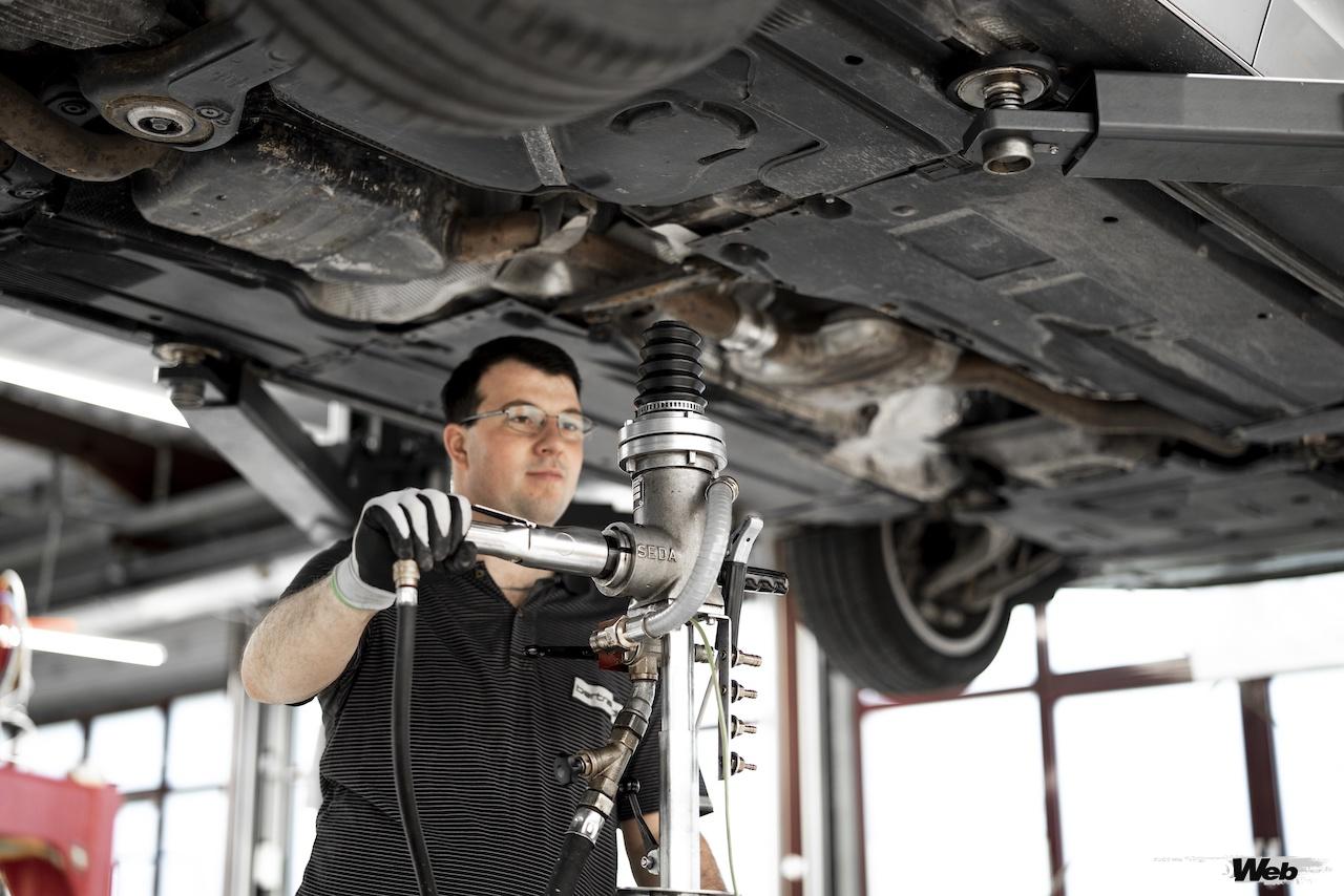 マテリアルループでは、100台のアウディを解体し、様々な素材がどのように活用できるか、徹底的に検討されている。