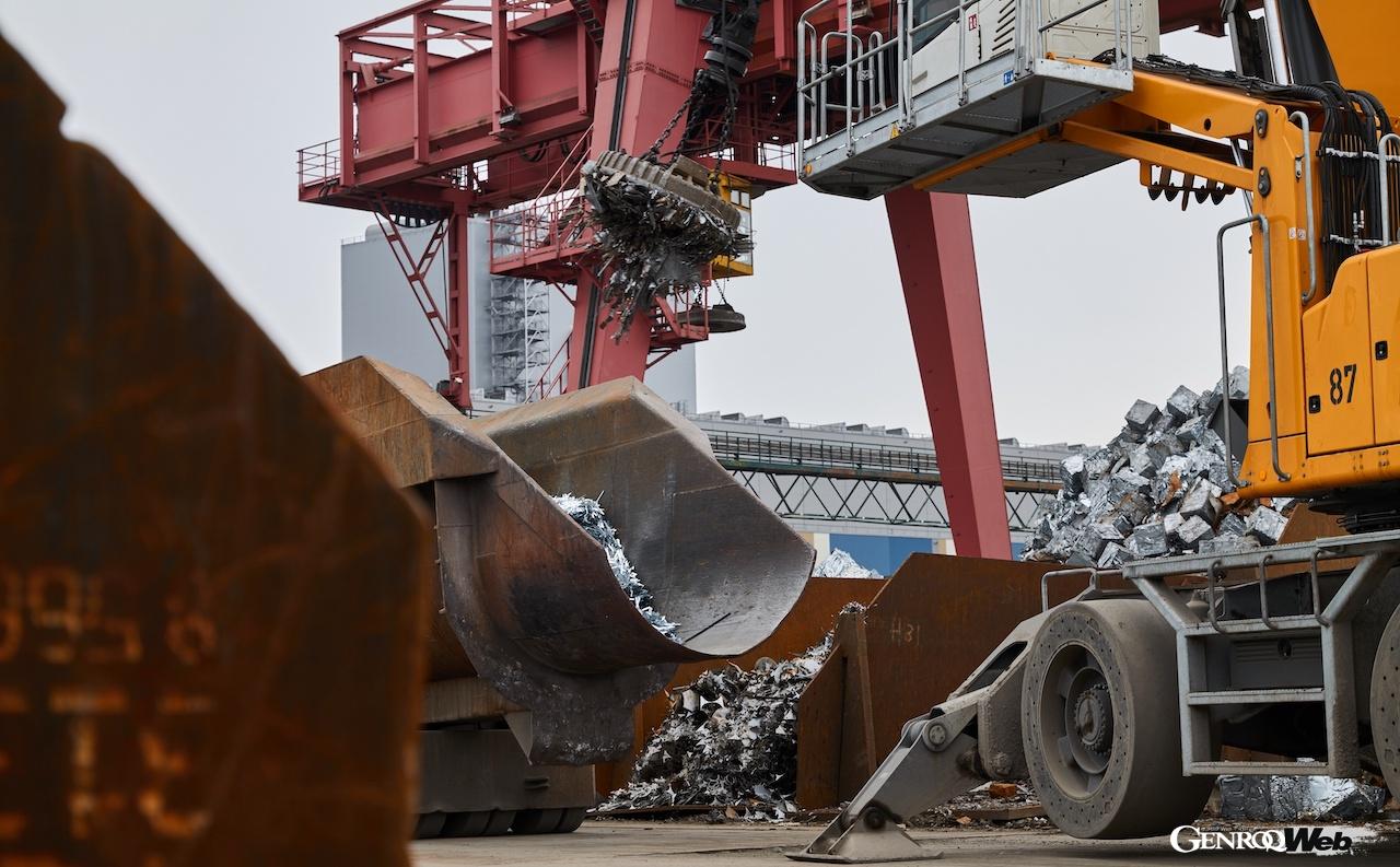 マテリアルループでは、100台のアウディを解体し、様々な素材がどのように活用できるか、徹底的に検討されている。