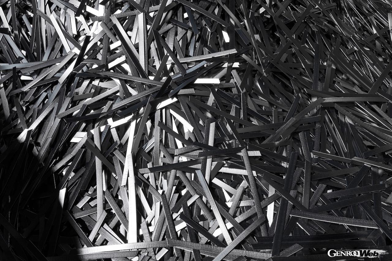 マテリアルループでは、100台のアウディを解体し、様々な素材がどのように活用できるか、徹底的に検討されている。