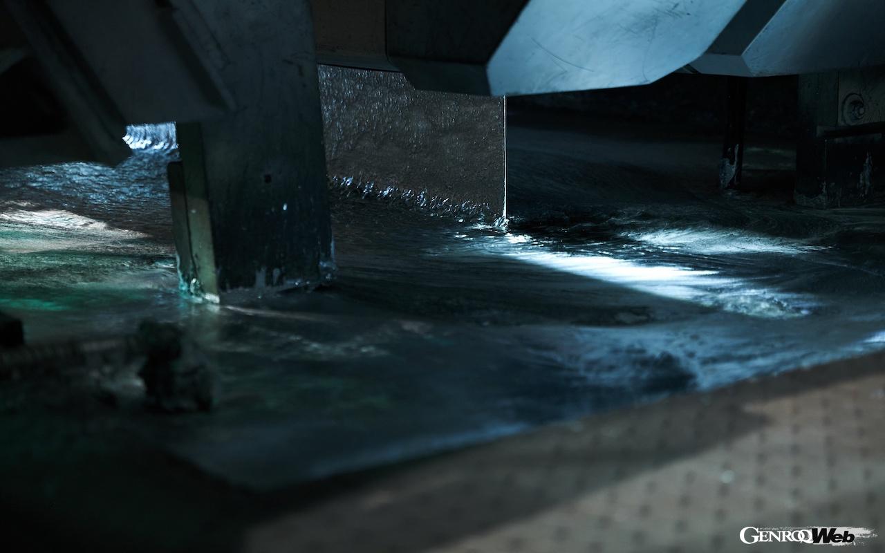 マテリアルループでは、100台のアウディを解体し、様々な素材がどのように活用できるか、徹底的に検討されている。