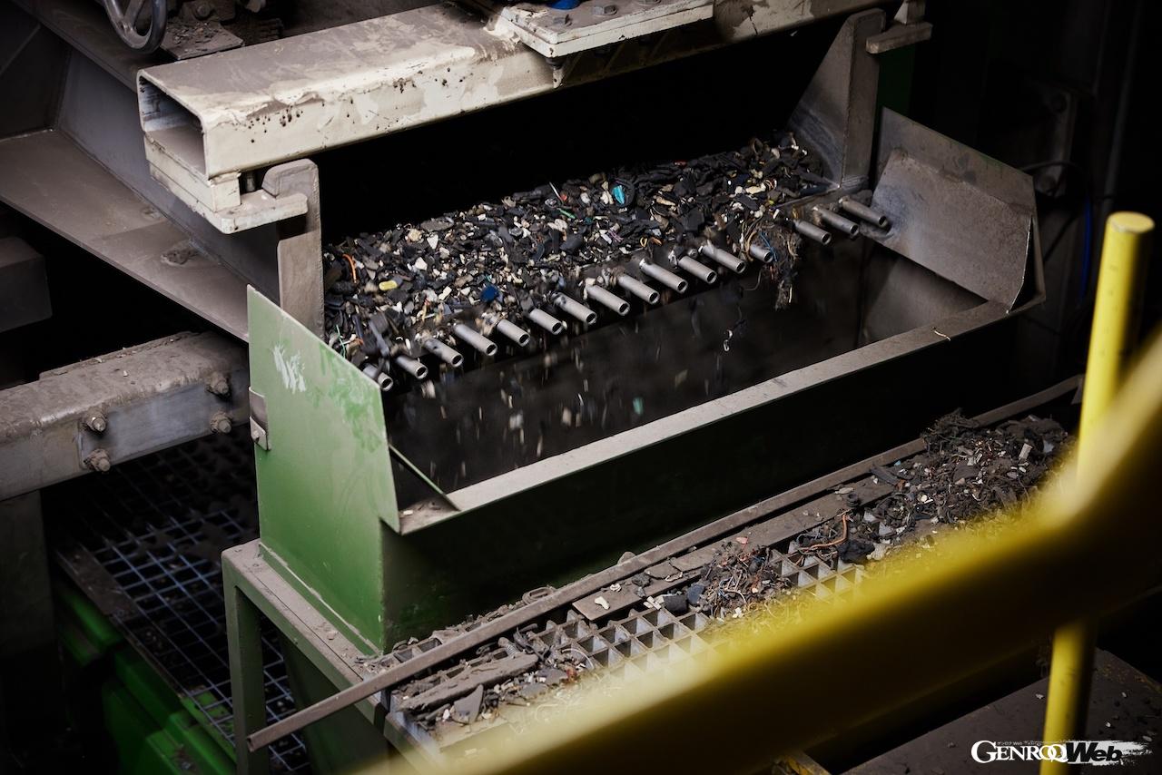 マテリアルループでは、100台のアウディを解体し、様々な素材がどのように活用できるか、徹底的に検討されている。