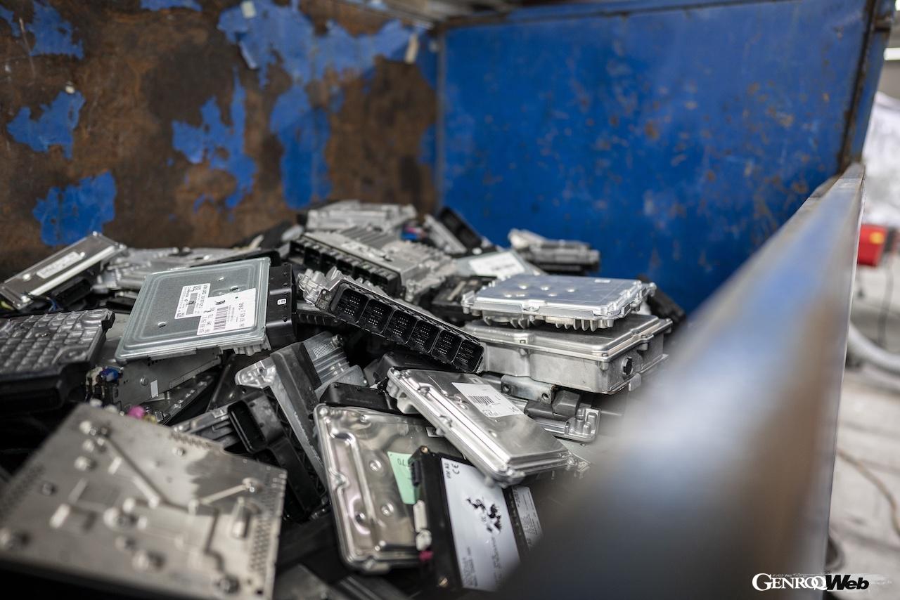 マテリアルループでは、100台のアウディを解体し、様々な素材がどのように活用できるか、徹底的に検討されている。