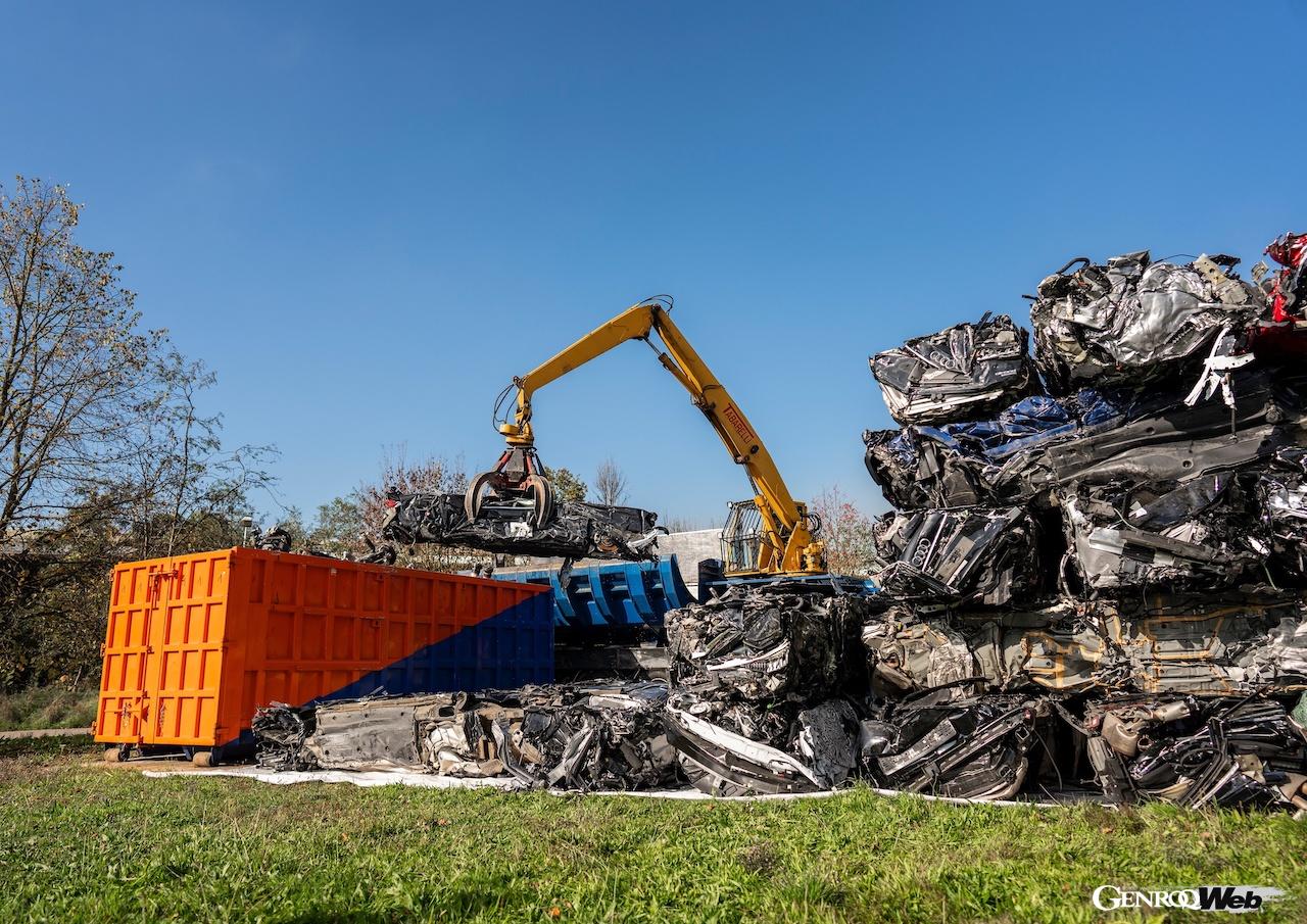 マテリアルループでは、100台のアウディを解体し、様々な素材がどのように活用できるか、徹底的に検討されている。