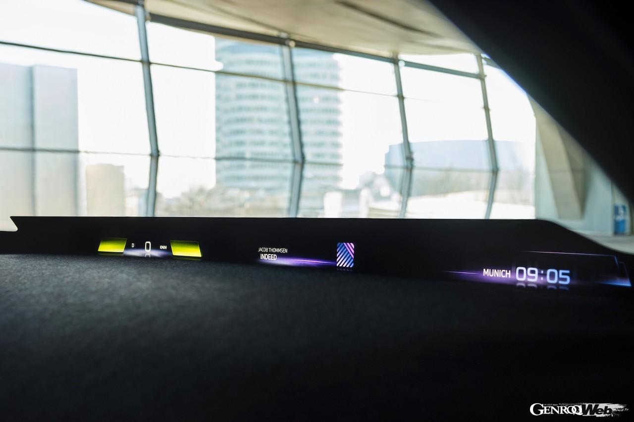 フロントガラスをディスプレイとして活用することで、これまでにないドライブ体験が実現すると、BMWは明言している。
