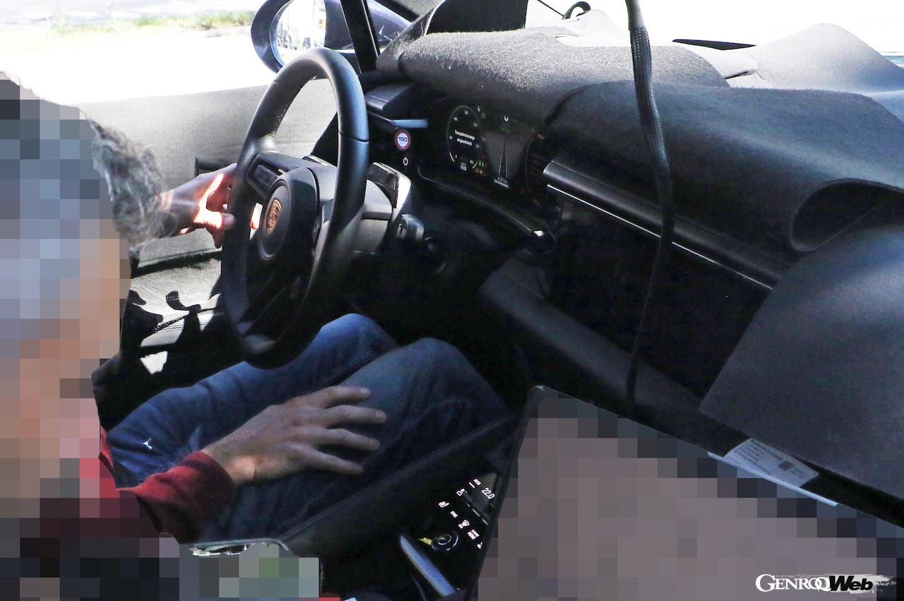 カバーがかけられた状態で撮影された、新型「ポルシェ マカン EV」のインテリア。