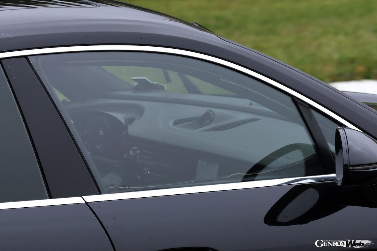今回、走行中の車両を撮影した写真から、インテリア形状が判明。ドライバーズ・ディプレイ奥のコンソール形状に大胆な切れ込みが入れられていることが明らかになった。