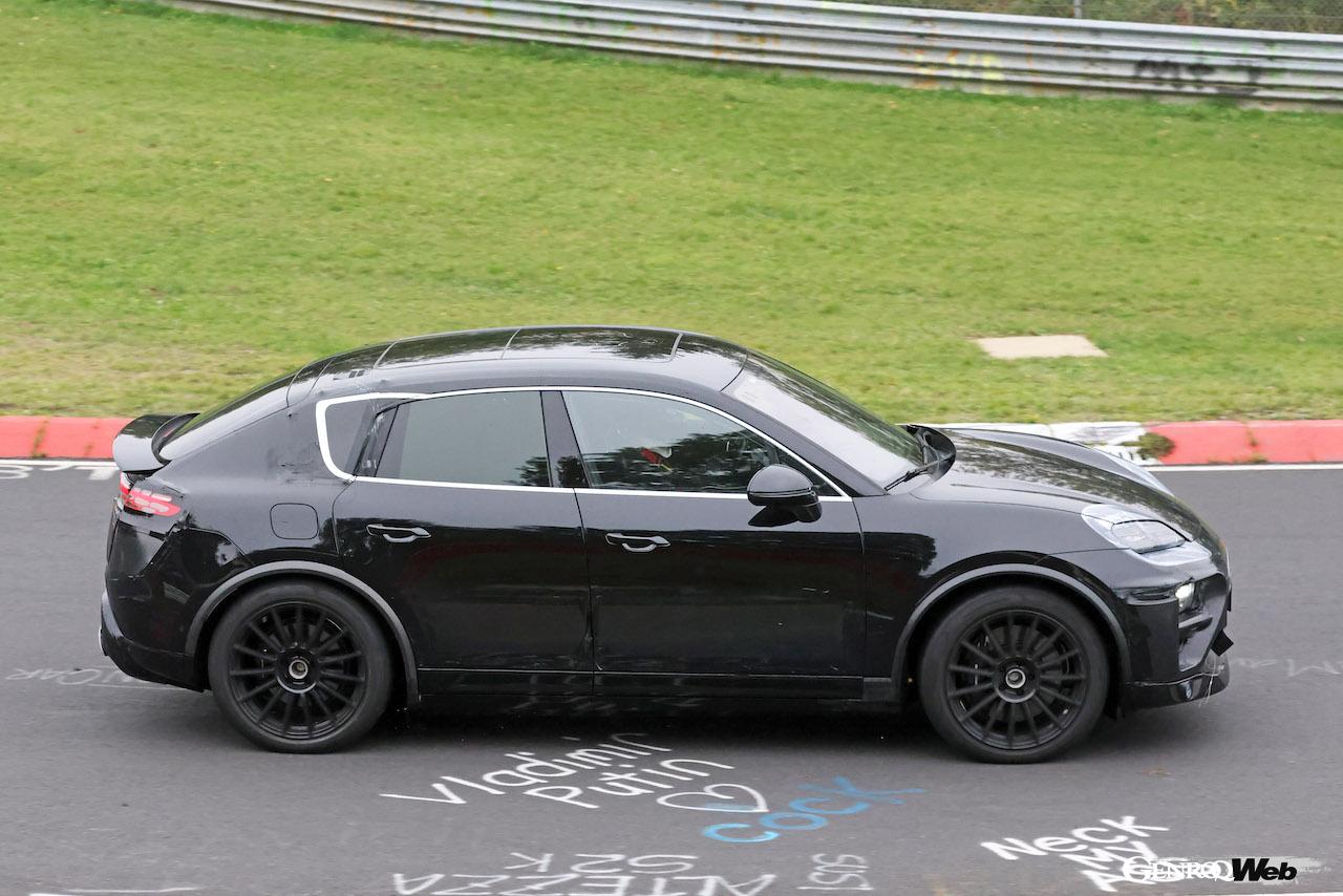 厳重なカモフラージュが施された状態で、ニュルブルクリンク・ノルドシュライフェを走行する新型「ポルシェ マカン EV」。