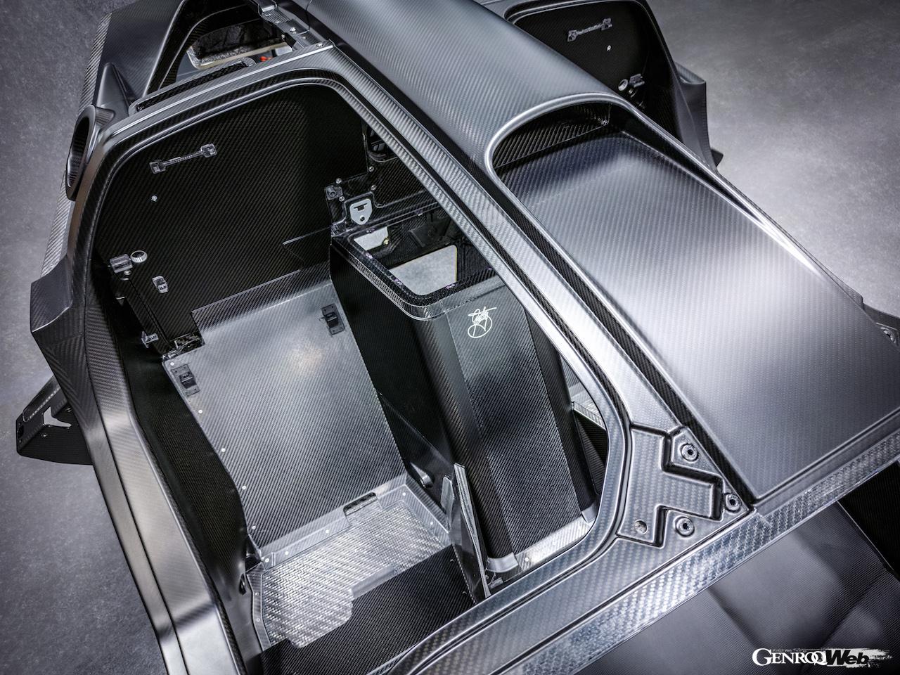 英国サリー州ダンズフォールドの「マニュファクチャリングセンター」においてハンドメイドで製造される、ゴードン・マレー・オートモーティブ T.50。