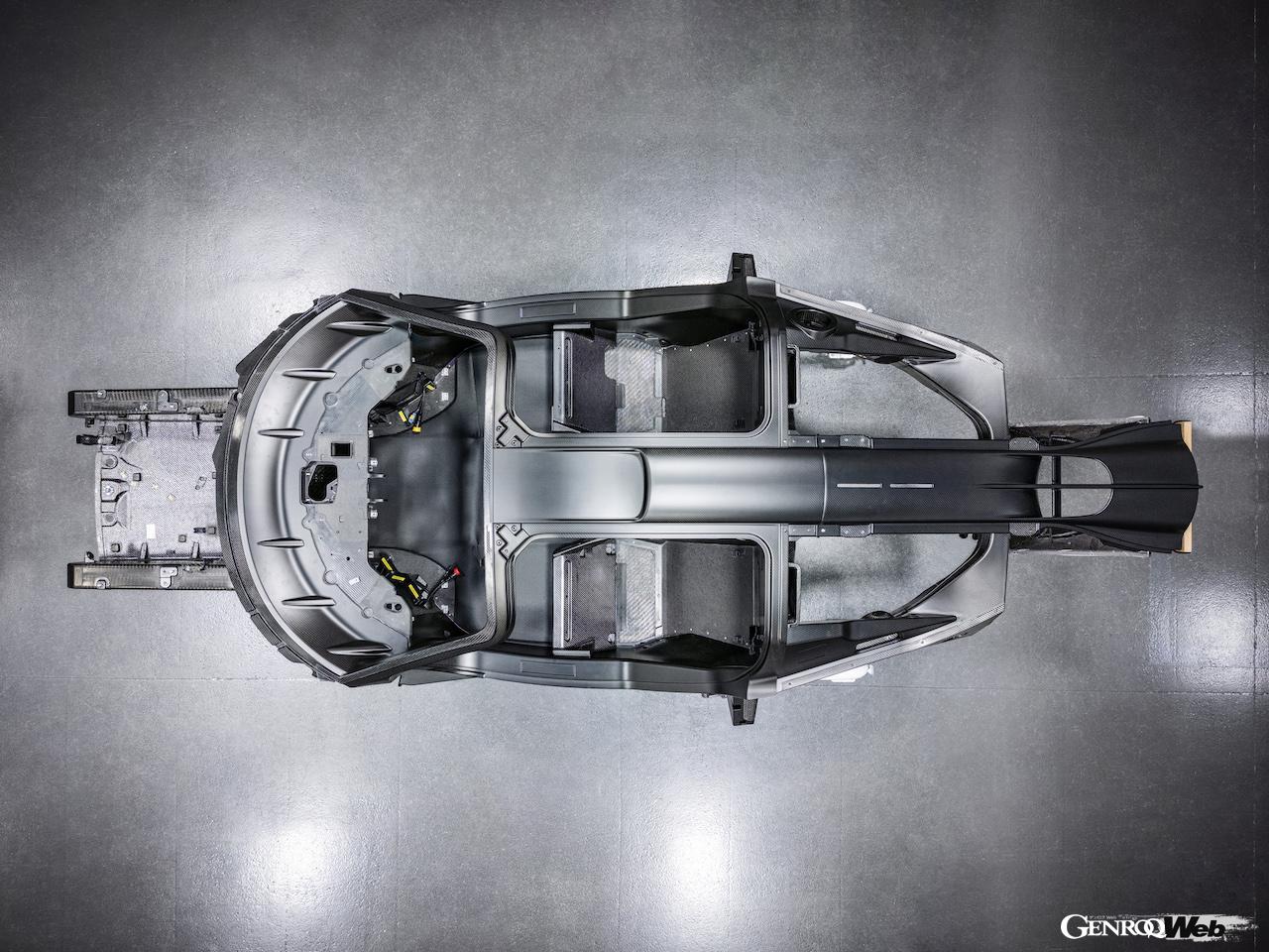 英国サリー州ダンズフォールドの「マニュファクチャリングセンター」においてハンドメイドで製造される、ゴードン・マレー・オートモーティブ T.50。