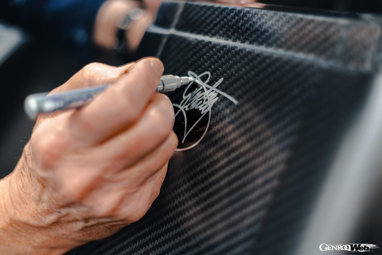 ゴードン・マレー・オートモーティブ T.50 生産1号車のカーボンモノコックにサインを入れるゴードン・マレー。