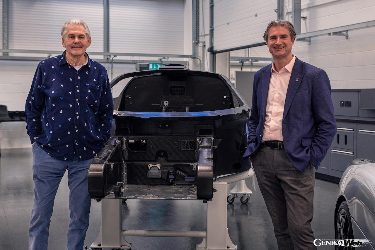 ゴードン・マレー・オートモーティブ T.50 カスタマー向け1号車の生産が、英国サリー州ダンズフォールドでスタートした。ゴードン・マレーと、フィリップ・リーCEO。