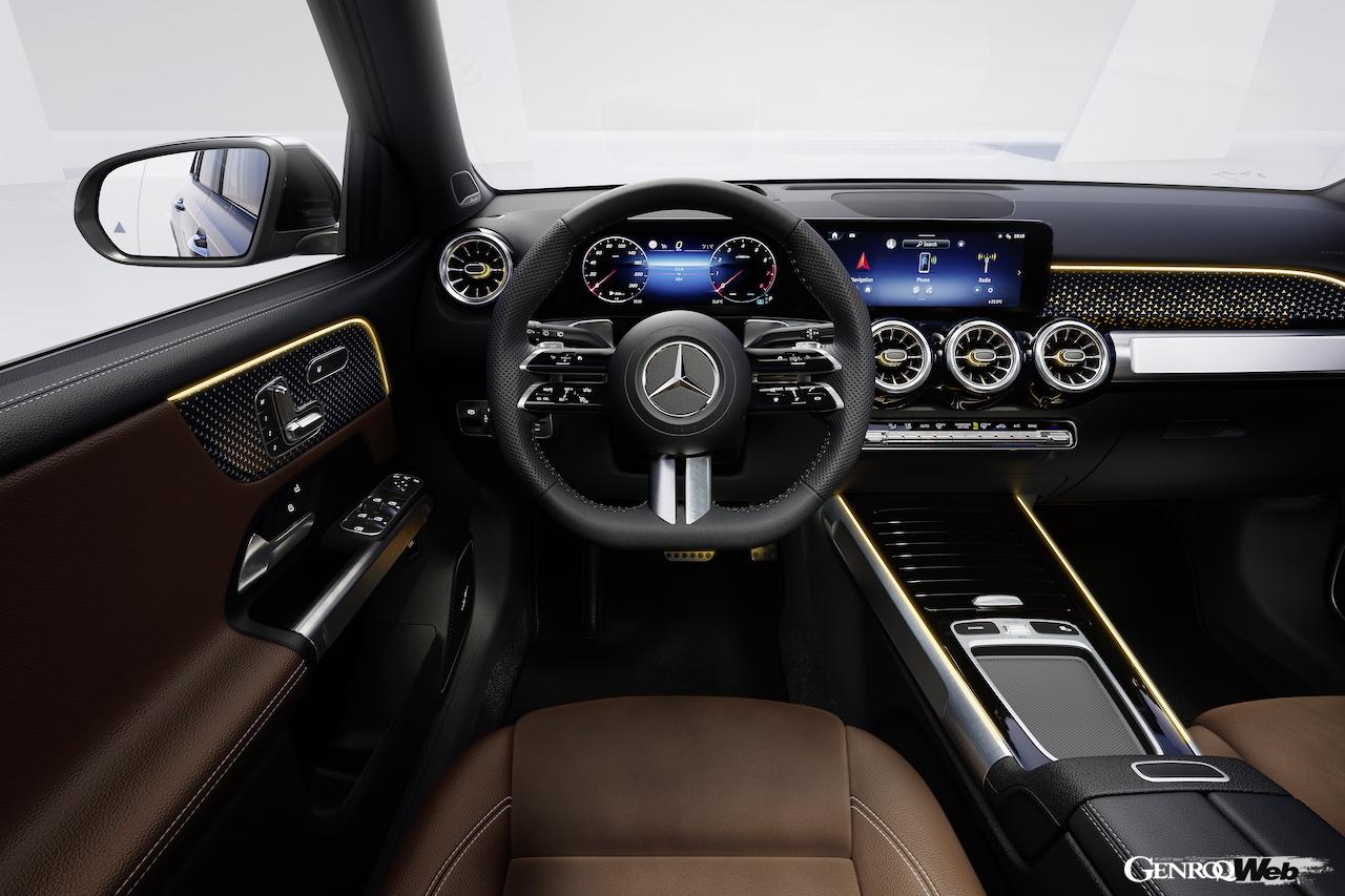 コクピットには、7インチ・インストルメント・クラスターと10.25インチ・マルチメディアスクリーンを標準装備。オプションで10.25インチのワイドスクリーン・ディスプレイを2基配置することもできる。