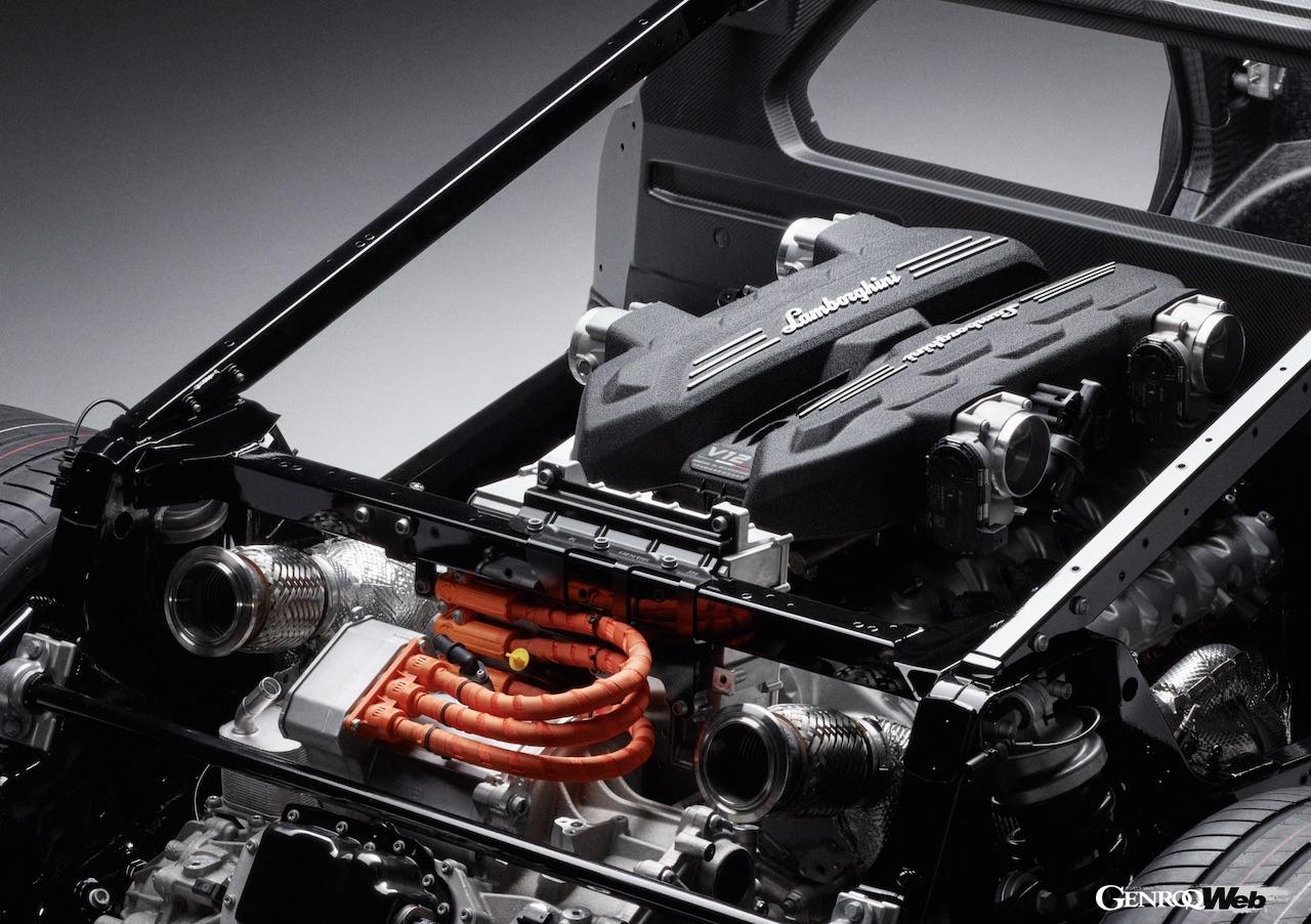 ランボルギーニは、アヴェンタドールの後継フラッグシップとなる「LB744」のパワートレインとして、6.5リッターV型12気筒自然吸気エンジンに、3基の電動モーターを組み合わせた。