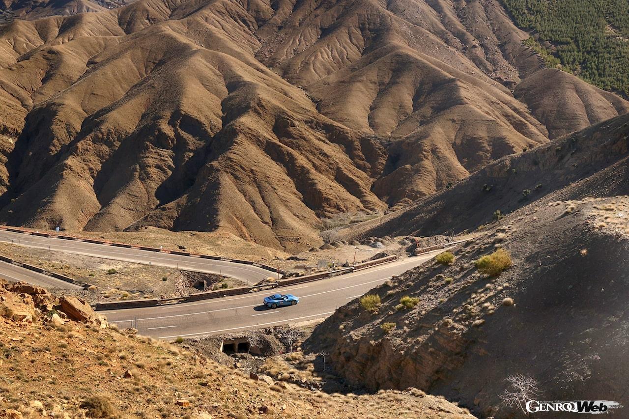 エキゾチックなモロッコの古都マラケシュを起点に、80台のフェラーリが1000km以上を走破した。