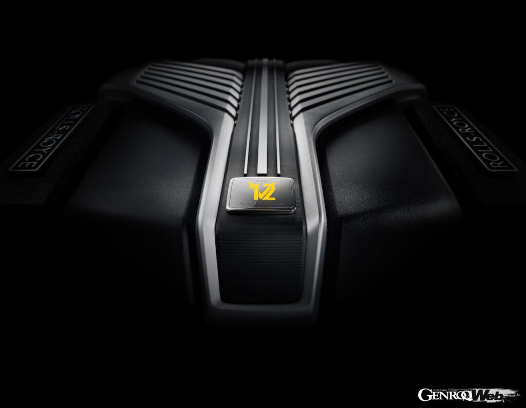 クーペに搭載される最後のV12エンジンを証明する専用プレートが、エンジンカバーに配置された。