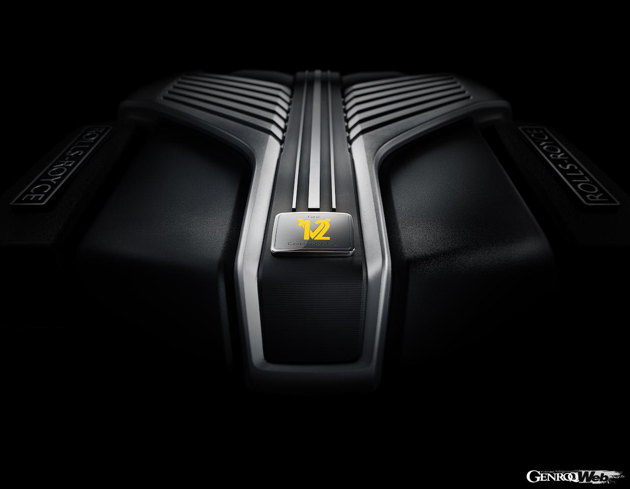 クーペに搭載される最後のV12エンジンを証明する専用プレートが、エンジンカバーに配置された。