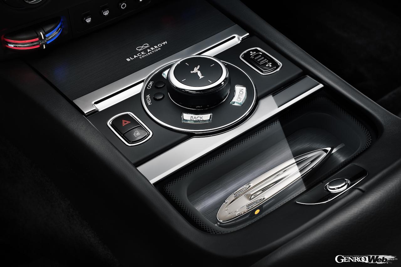 12台が限定製造される、ロールス・ロイス「ブラック・バッジ レイス ブラックアロー」のインテリア。