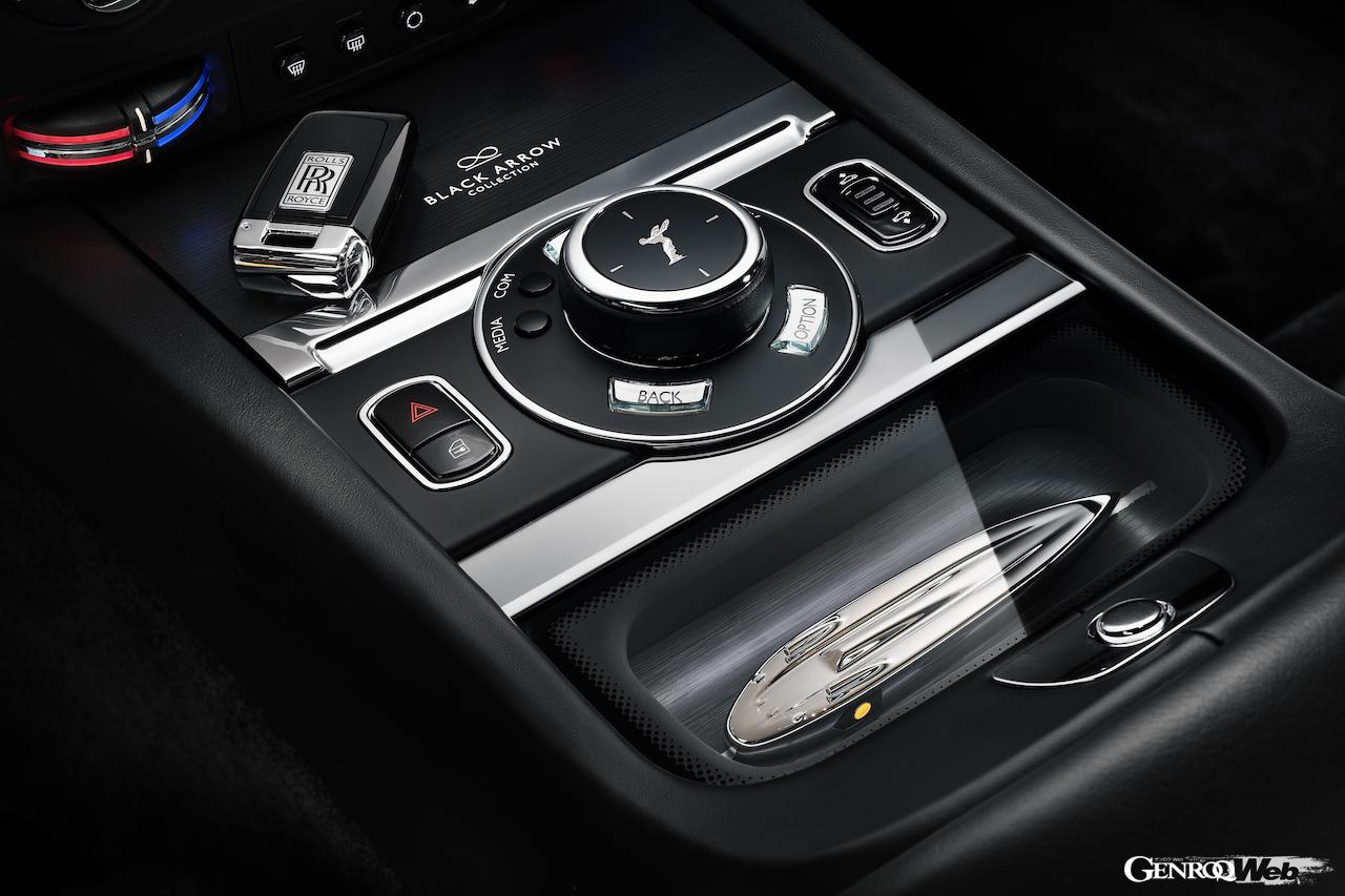 12台が限定製造される、ロールス・ロイス「ブラック・バッジ レイス ブラックアロー」のインテリア。