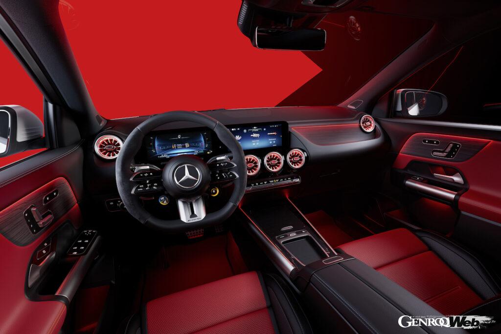 フェイスリフトが行われた「メルセデスAMG GLA 35 4MATIC」のインテリア。