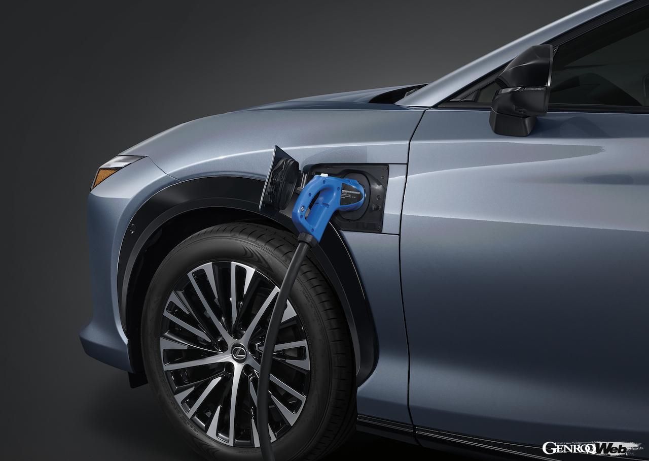 レクサス初のBEV専用モデルとして登場した「RZ450e」の充電シーン。