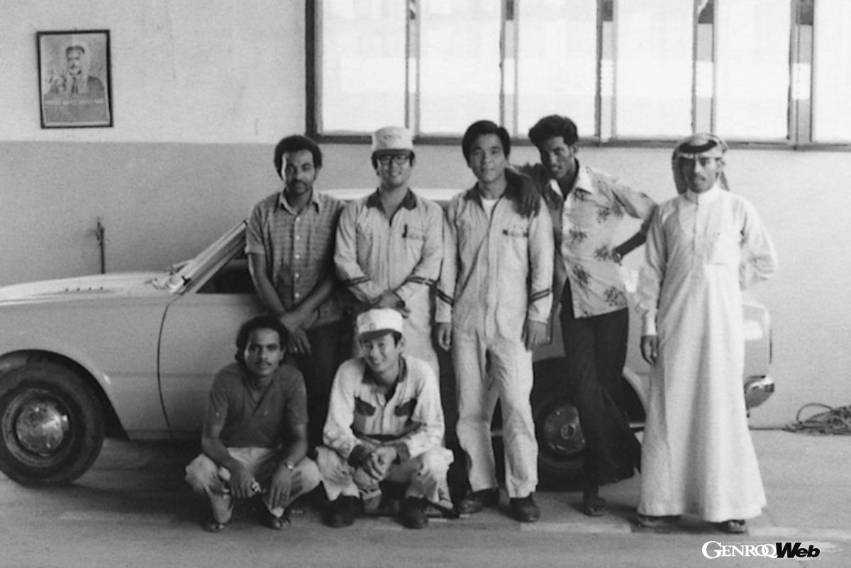1976年頃、サウジアラビアに派遣された技術指導員と現地整備技術員。