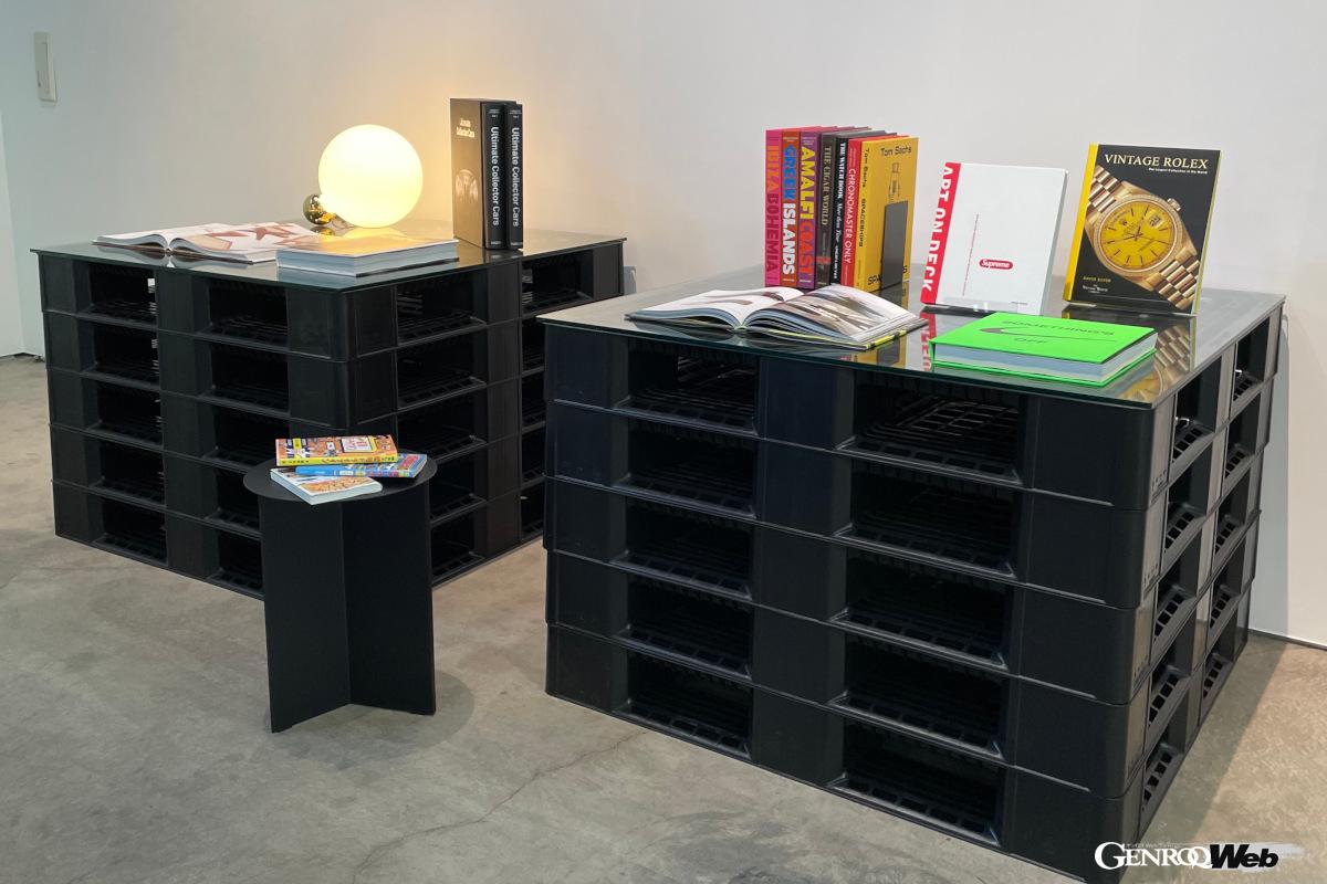 店舗は木材倉庫をリノベーションしたもので、倉庫が持つ無骨さを活かしつつ、ギャラリーのような世界観を演出している。