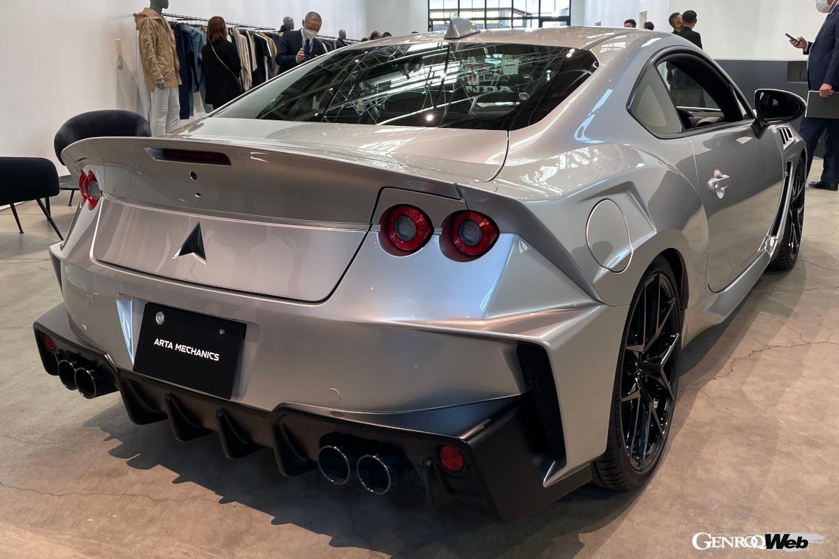 内覧会で展示されたリガヴェロとヴィゲイル。前者はホンダNSXを、後者はトヨタGR86をベースとしている。